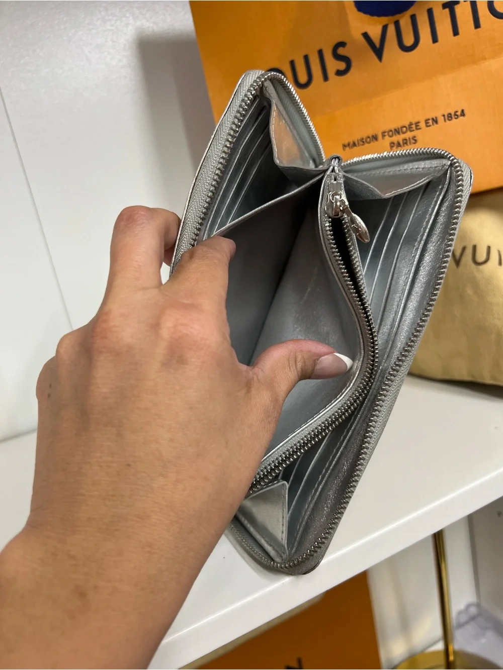🔥🔥 Louis Vuitton Metallic Silver Suhali Goatskin Zippy Wallet with dust bag